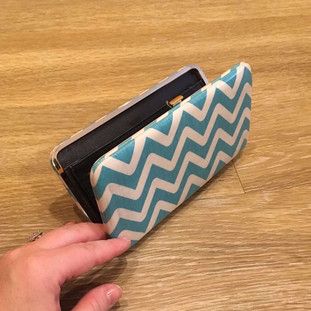 Chevron Snap Wallet - Picture 4 of 8